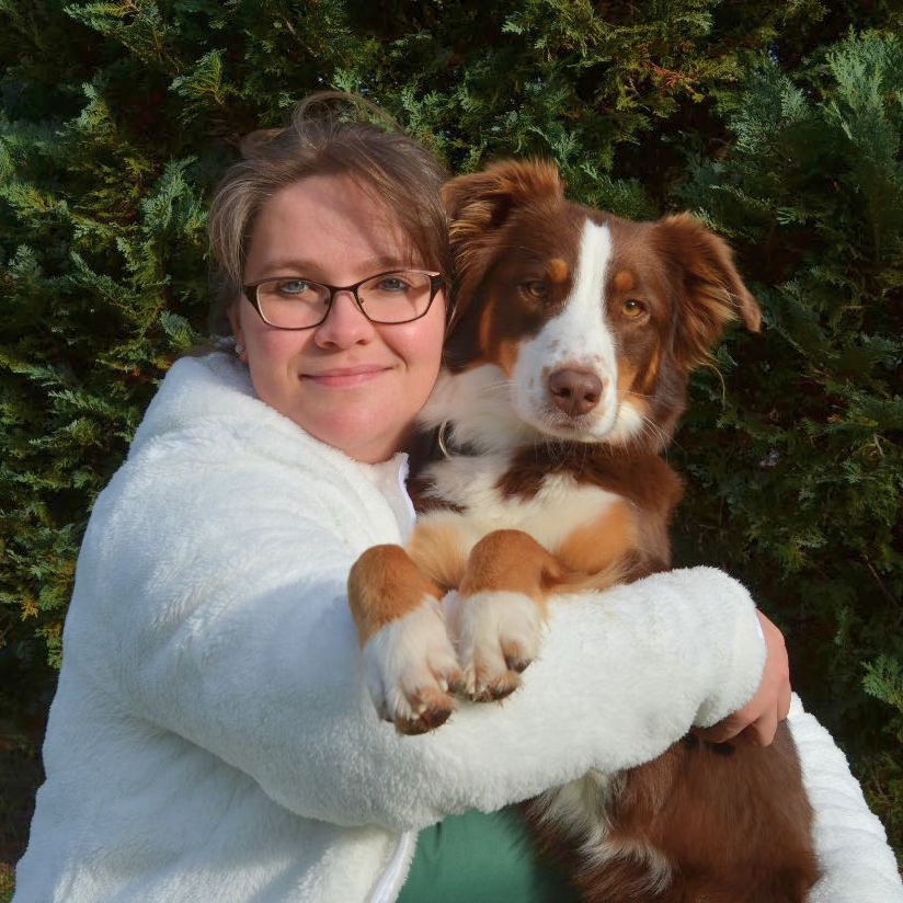 Porträtfoto der Tierärztin und Inhaberin Nancy Buchert mit Ihrem Hund
