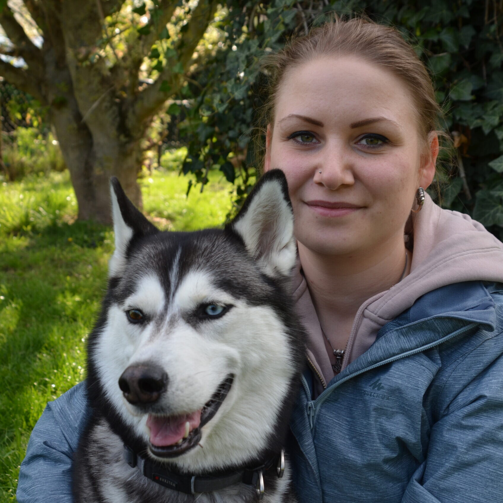 Porträtfoto der Tiermedizinischen Fachangestellten Stefanie Wunsch mit ihrem Husky
